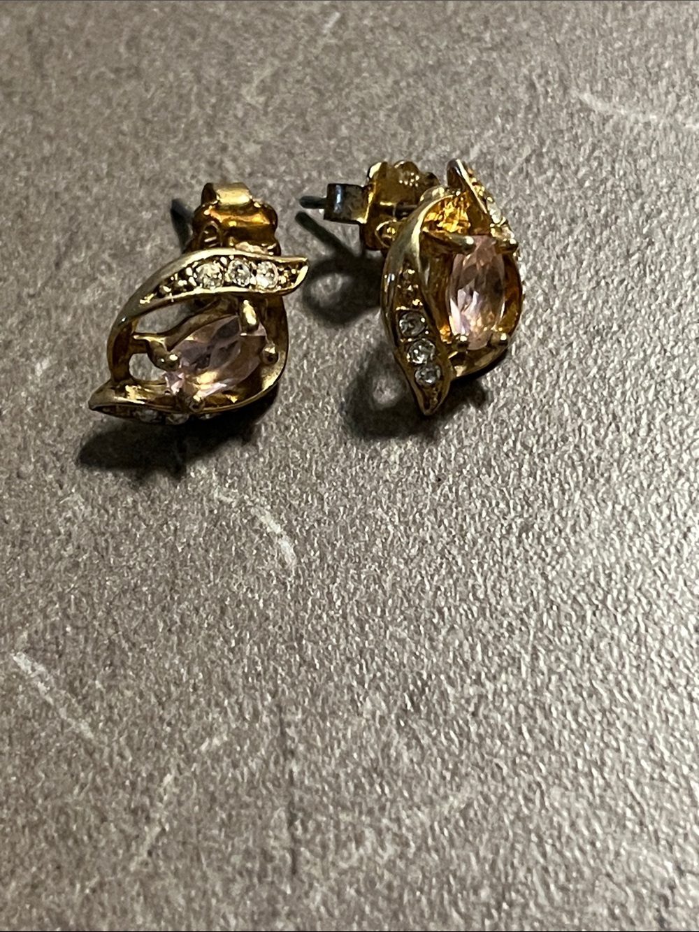 Avon NR Gold-Tone Pink Crystal Leaf Stud Earrings